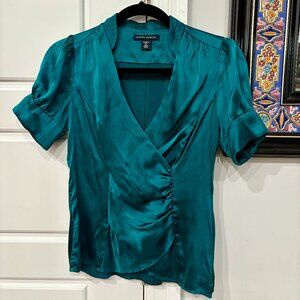 Elegant short sleeves blouse Banana Republic. 95% silk. V neck. Size 2P.